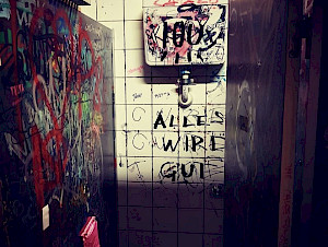 Alles wird gut! Motivierende WC-Situation in der Roten Fabrik