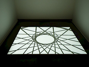 Rita McBride, Mae West, a proposal for Effnerplatz, Munich, Germany, 2003–2004
1-Kanal-Video, Farbe, Ton; erworben als DVD und CD; PAL, 4:3, Dauer: 4‘5“, Kunsthaus Zürich, 2004, © 2024, ProLitteris, Zurich*