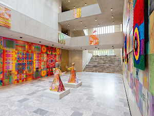 Jeffrey Gibson, boshullichi / inlʋchi – we will continue to change. Ausstellungsansicht Kunsthaus Zürich, 2025. Foto: Franca Candrian, Kunsthaus Zürich