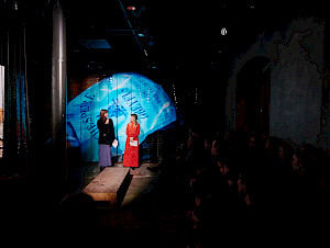 Salome Hohl (rotes Kleid) und Monica Unser, Eröffnungsrede «Suzanne Perrottet, After Dada, After Dance». Cabaret Voltaire 2025. Photo Romain Mader