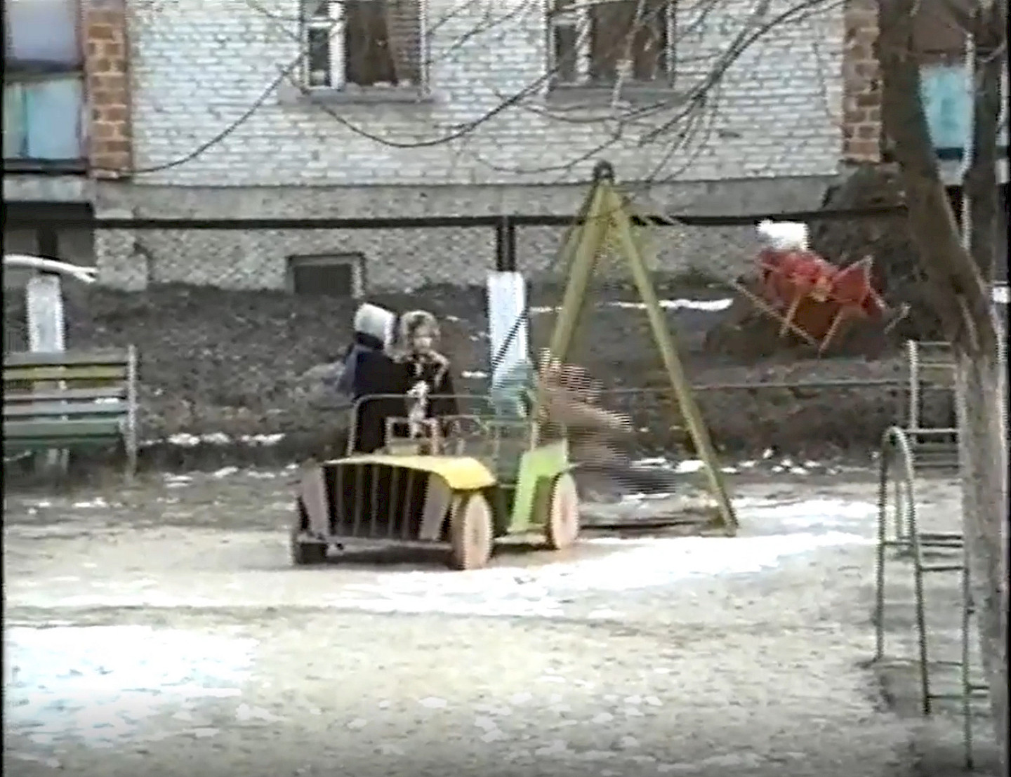 Ein+Spielplatz+in+der+Sperrzone+%7c%c2%a0Still%3a+Videomaterial+der+Reise+von+1995%2f96+in+die+kontaminierte+Zone%2c+Kamera%3a+Tatjana+Loginowa+(Blinken+OSA+Archivum)