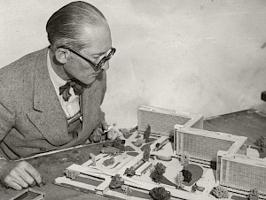 Le+Corbusier+arbeitet+an+einem+Modell+der+Ville+radieuse%2c+1930%2c+Foto%3a+The+New+York+Times