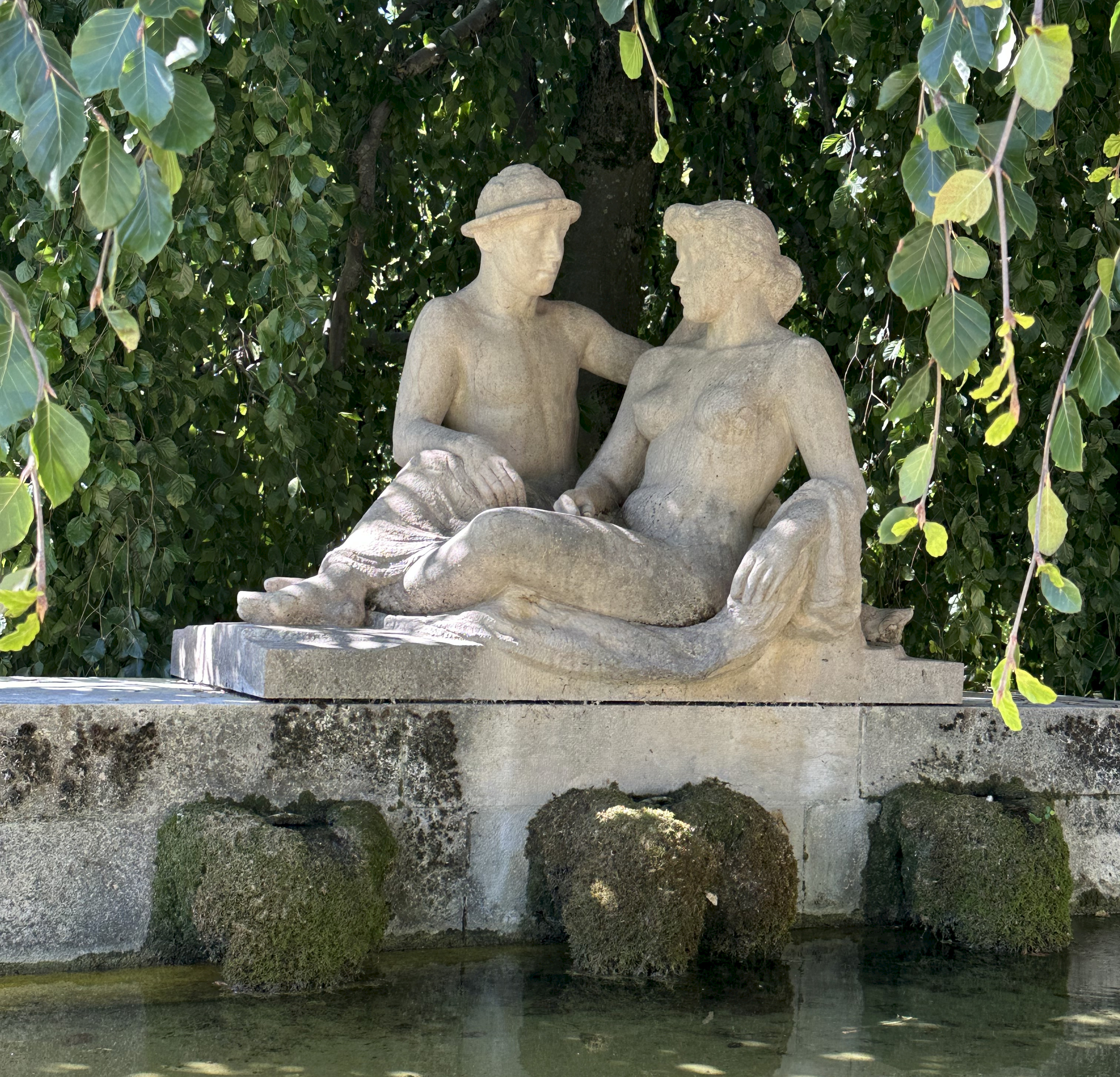 Hubachers Skulptur «Daphnis und Chloë» im Park.