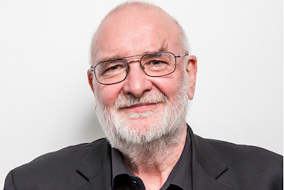 Die Kunst der Kolumne. «NZZ-am-Sonntag»-Autor Manfred Papst stellt seinen Band «Kopf und Kragen» vor