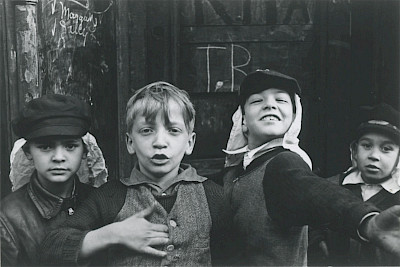 Helen Levitt, New York, c.1940 © Film Documents LLC, courtesy Zander Galerie, Köln
