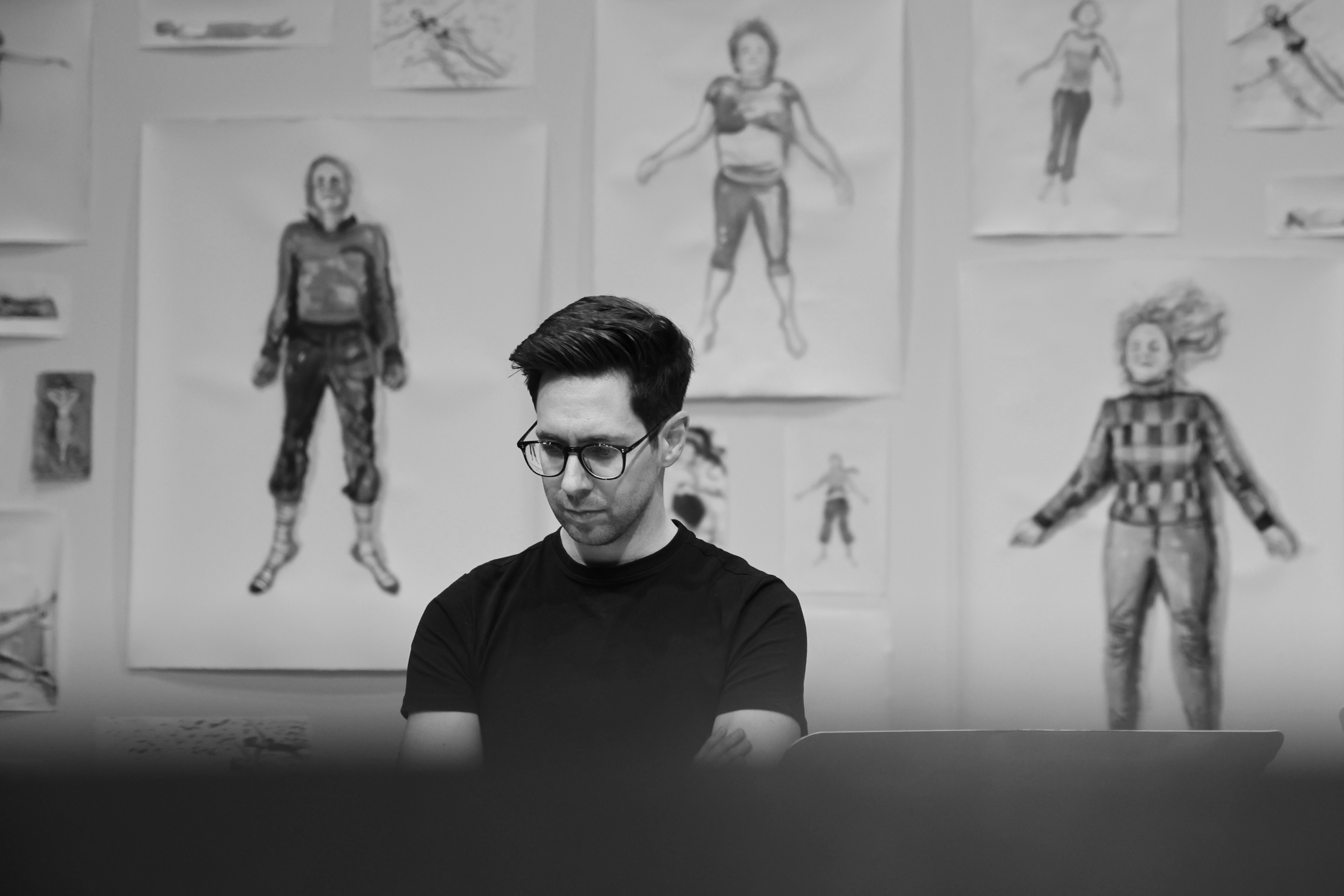Kantor Marco Amherd. Im Hintergrund die «Entspannten Frauen» von Isabelle Krieg. Foto © Elias Conrad